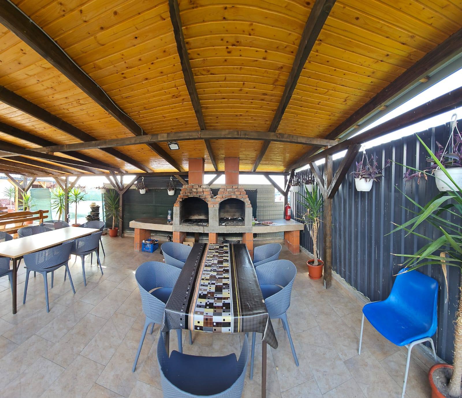 Curtea mare și spațioasă Vila Florin