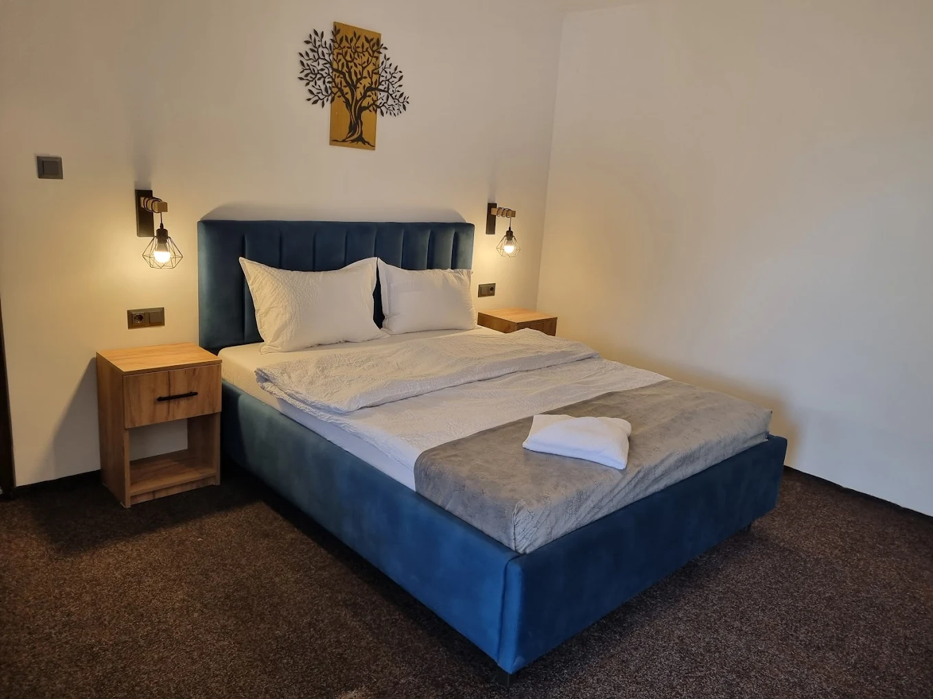 Curtea elegantă Vila Florin